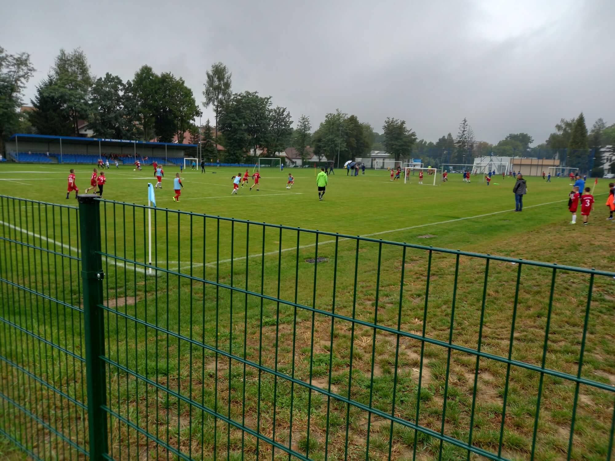Mecz piłkarski w Tuchowie podczas akcji charytatywnej