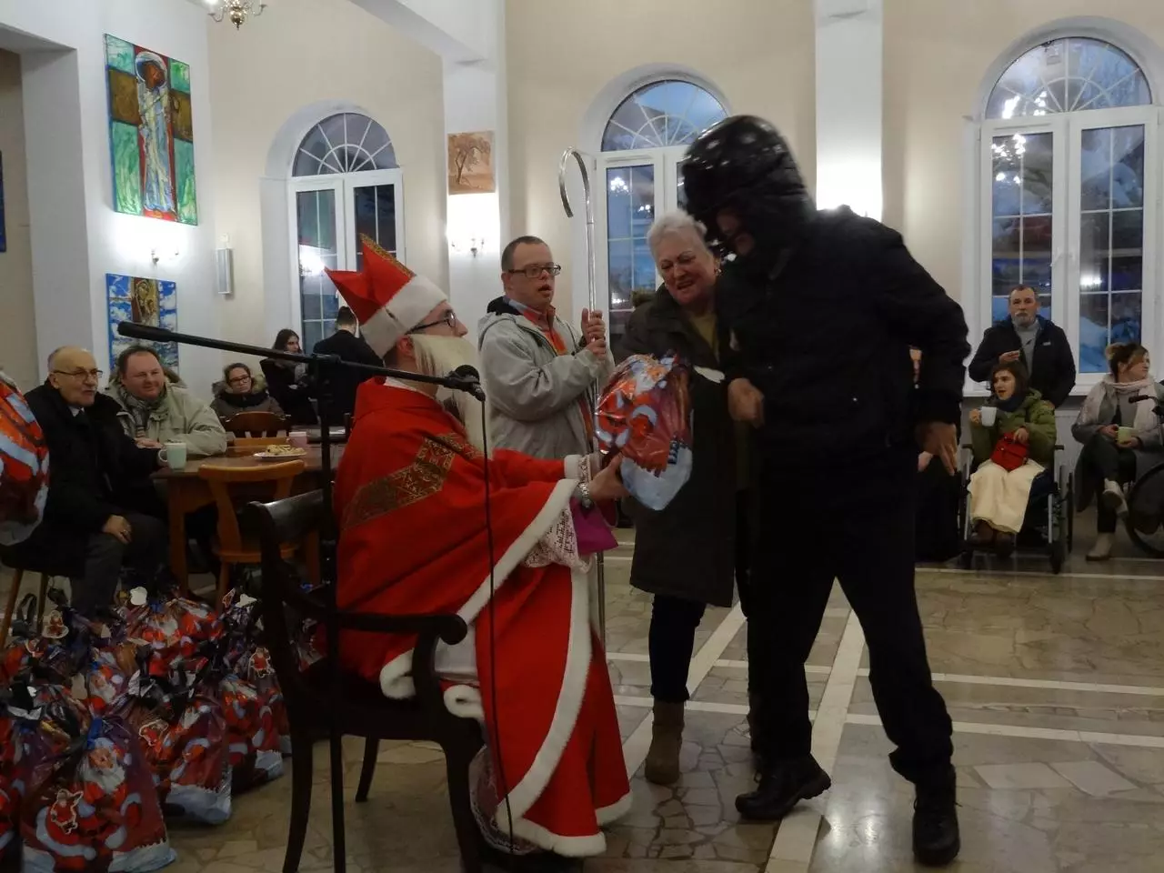 Św. Mikołaj odwiedza podopiecznych Stowarzyszenia „ Nadzieja”