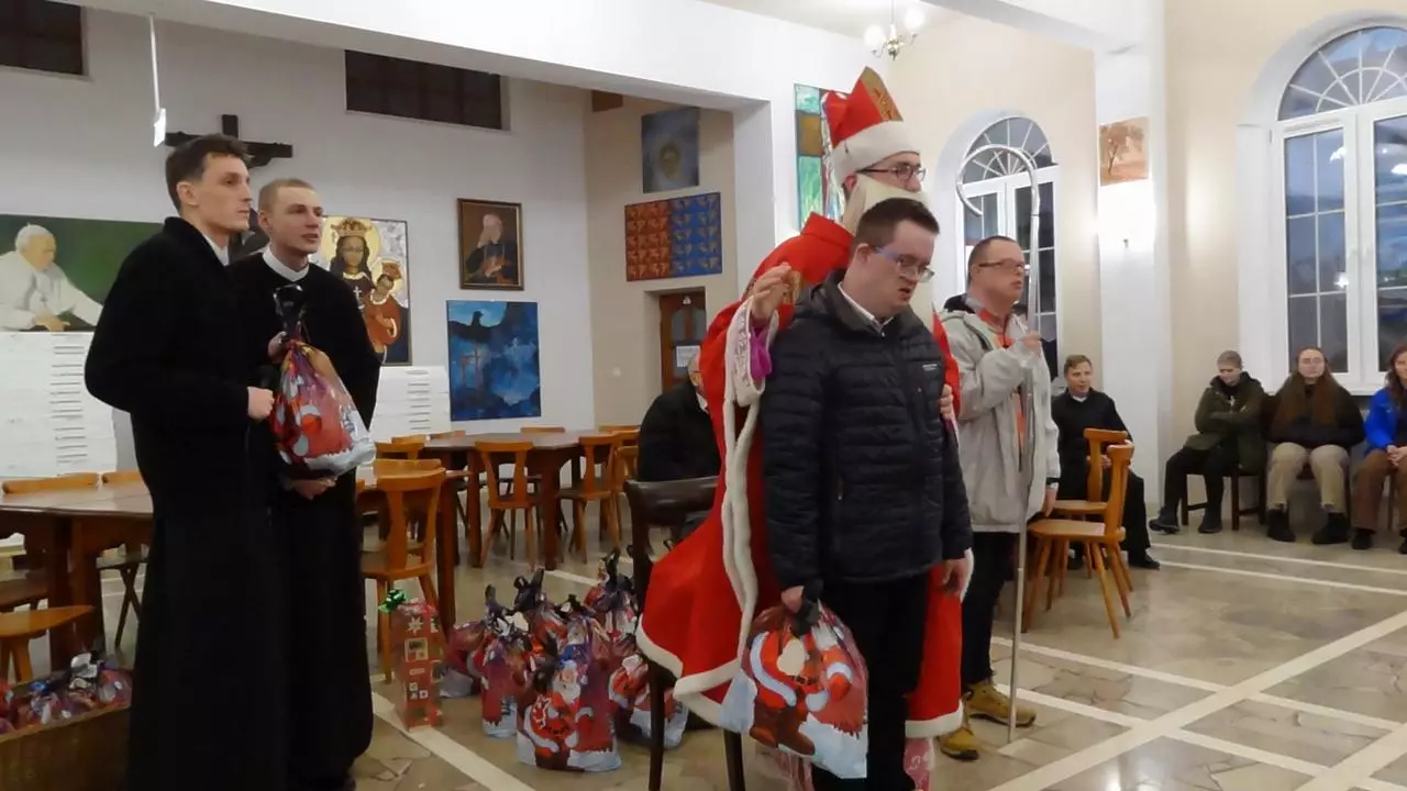 Św. Mikołaj odwiedza podopiecznych Stowarzyszenia „ Nadzieja”